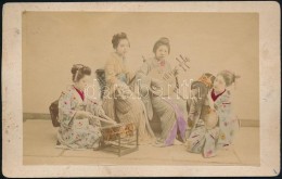 Cca 1890 Japán Gésák, Színezett Vintage Fotó, 9x14 Cm, Karton 10,5x16,5 Cm - Sonstige & Ohne Zuordnung
