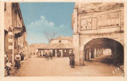 82-AUVILLARD- T ET G . LES " ENBANS " ET LA HALLE AVEC SES ANCIENNES MESURES - Auvillar