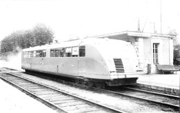Cliché D'une Machine - BUGATTI ?? En Gare De " MORET-LES-SABLONS (77)  -  P.L.M.  - Chemin De Fer - Voir Description - Trains