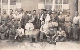 Thème  Militaria  Caserne       Père Cent.    Accordéon       Carte Photo      (voir Scan) - Barracks