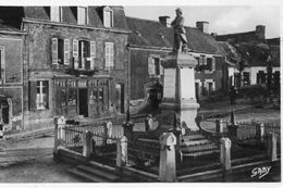 CPA - GOURIN (56) - Aspect De La Place De La Victoire Et Du Monument Aux Morts En 1951 - Gourin