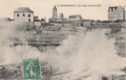 BOURG DE BATZ  44  LOIRE ATLANTIQUE    CPA   VAGUE CONTRE LA JETEE - Batz-sur-Mer (Bourg De B.)