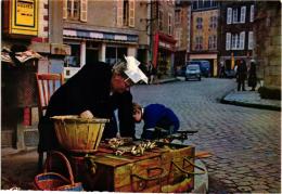 QUIMPERLE VENDEUSE AMBULANTE DE CRUSTACES COIN DES HALLES ,COULEUR    REF 52944 - Marchands