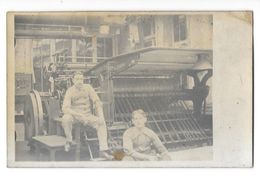 CARTE PHOTO Intérieur D'une Usine Machine Personnages Filature ?? Gros Plan - Zu Identifizieren