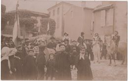 CARTE PHOTO Fête De Village Cavalcade Cavaliers En Costume Historique Lieu à Identifier - Te Identificeren