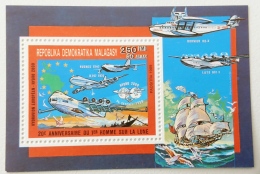 MADAGASCAR, Avion, Avions, Aviateurs, Plane ** MNH. BLOC DE LUXE. SHEET OF LUXE. Anniversaire Du 1er Homme Sur La Lune - Aviones