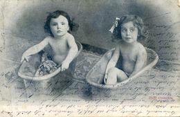Fantaisie - Deux Fillettes Dans Deux Baignoires Anciennes - Bébés