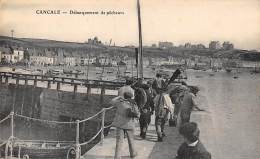 Cancale      35        Débarquement De Pêcheurs     (voir Scan) - Cancale