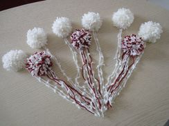 Lot De 9 POMPONS Blanc Et Blanc Et Bordeaux- Fait Main - Neufs - Laine