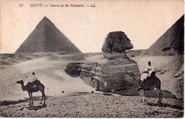 Touristes En Dromadaire Vers Les Pyramides - Pyramids