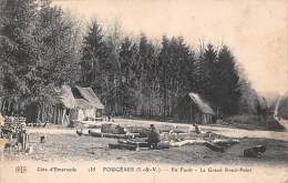 Fougères     35    Thème Des Sabotiers.  Le Grand Rond-point   (en Partie Décollée-voir Scan) - Fougeres