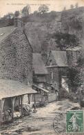 Fougères      35       Un Lavoir    (voir Scan) - Fougeres