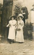 A Identifier - Femme - Chapeaux - Femmes Avec Chapeau Devant Une Maison - Carte Photo - état - Other & Unclassified