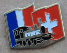 TRAIN FRANCO - SUISSE - RBE - LOCOMOTIVE NOIRE - DRAPEAU  -       (18) - Transport Und Verkehr