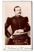 Photo Ancienne Cartonnée Type CDV D'un Musicien  Militaire  Du 139 ème Avec Ses Belles épaulettes Et Sa Fine Moustache - Guerre, Militaire