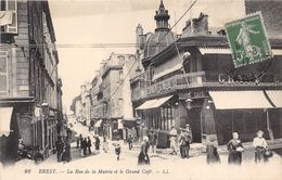 29-BREST- LA RUE DE LA MAIRIE ET LE GRAND CAFE - Brest