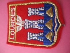 Ecusson Tissu/Lourdes / Hautes Pyrénées/Années 1960-1970   ET189 - Patches