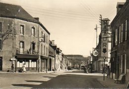 CPSM Dentellée - GOURIN (56) - Aspect De La Route De Carhaix Et Du Garage AZUR Dans Les Années 50 - Gourin