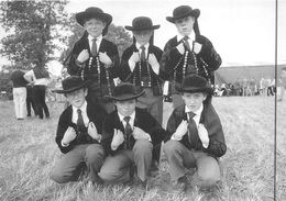 LE FAOUET - Chapelle Saint-Sébastien, Jour De Pardon - Les Garçons Du Cercle Celtique De Langonnet En 1984 - Faouët