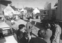 LE FAOUET - Manifestation Des Producteurs De Porcs Et De Lait Au Carrefour Du Golhen Dans Les Années 1980 - Tracteurs - Faouët