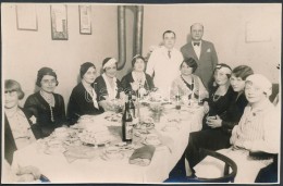 Hölgyek Vacsora Után. Jelzett Sass Fotó. 11,5x17,5cm - Autres & Non Classés