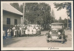 Cca 1927 Praga Típusú Automobil, Népviseletbe öltözött Asszonyok, Kartonra... - Other & Unclassified