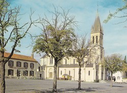 SANCOINS. - L'Eglise Et La Place Du Champ De Foire. CPM - Sancoins