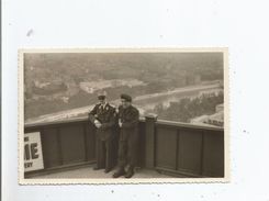 Delcampe - TOUR EIFFEL PARIS CARTE PHOTO AVEC DEUX MILITAIRES DU VAL DE GRACE (2 EME ETAGE) 1956 - Tour Eiffel