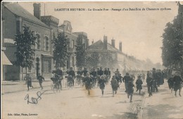 CPA 41 LAMOTTE BEUVRON La Grande Rue Passage D'un Bataillon De Chasseurs Cyclistes - Lamotte Beuvron