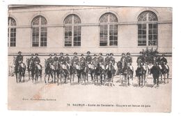 CPA 49 SAUMUR - Ecole De Cavalerie - Ecuyers En Tenue De Gala   Achatez Immédiat MILITARY HORSE CAVALRY SOLDIERS - Saumur