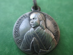 Petite Médaille Religieuse/ Bienheureuse Bernadette Priez Pour Nous . Grotte De Lourdes / Début XXème Siècle     CAN285 - Religion &  Esoterik