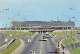 75. AEROPORT DE PARIS ORLY. CPSM. ARRIVEE A L'AEROGARE. VOITURES . ANNEE 1965 + TEXTE - Aéroports De Paris