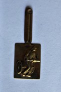 Insigne Ancien Broche épingle Secourisme Pompier Avec Chariot Tuyeau Incendie - Pompieri