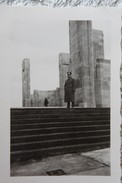 Photo LIEGE Officier Allemand Sur Le Parvis D'un Monument Occupation 1940 44 2ème GM - Luoghi