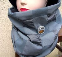 Snood Tour De Cou Gris Tissu Haute Couture Et Sa Broche Autour D'une Belle Pièce D'Ambre De La Baltique  Doublé D'une Ch - Andere & Zonder Classificatie