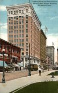 ETATS UNIS DES MOINES LOOKING NORTH ON SIXTH AVENUE SHOWING NEW HIPPEE BUILDING - Des Moines