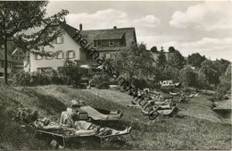 Huzenbach - Privat-Pension Zur Krone - Besitzer G. U. R. Sackmann - Liegewiese - Foto-AK - Verlag A. Hermann & Co. Stutt - Baiersbronn