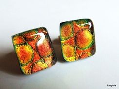 Boucles D'oreilles Puces Oranges En Verre Artisanal Dichroic Sur Support Doré  Des Petites Merveilles Réalisées Par Une - Ohrringe