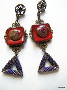 Boucles D'oreilles Céramique Rouge Artisanale Sur Estampe Bronze Triangle Tissé En Perles Miyuki Delicas  Un Mariage Exc - Orecchini