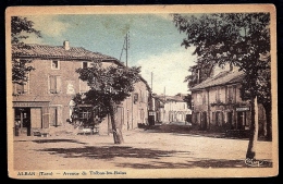 CPA ANCIENNE FRANCE- ALBAN (81)- AVENUE DE TRÉBAS-LES-BAINS EN ÉTÉ- LA PLACE- COMMERCES - Alban