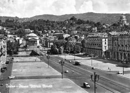 06938 "TORINO - PIAZZA VITTORIO VENETO " ANIMATA,  AUTO  E BUS ANNI '50 . CART. ILL. ORIG. NON SPED. - Places & Squares