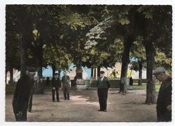 LIGLET -- Partie De Boules (pétanque) Sur La Place Ombragée Devant Le Monument Aux Morts (très Animée) - Bowls