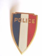 ANCIEN INSIGNE EMAILLE DE LA POLICE NATIONALE ANNEE 1970 ATTACHE A VIS ETAT EXCELLENT TAILLE  H 3.5 CM L 2 CM - Politie En Rijkswacht