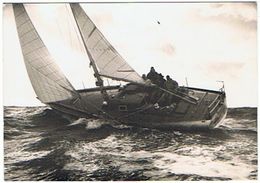 ERIC TABARLY  SUR SON PEN DUICK V   LA MER VUE PAR ERWAN QUEMERE  BATEAU   ****  RARE      A    SAISIR ***** - Voile