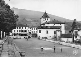 64-SARE- DEPUIS LE FRONTON VUE SUR L'EGLISE ET LA PLACE - Sare