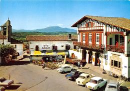 64-BIDART- LA PLACE DE LA MAIRIE ET L'EGLISE , AU FOND LA RHUNE - Bidart