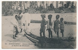 CPA - PONDICHERY (Indes) - Jeunes Hindous Et Huttes De Pêcheurs - India