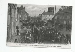 Reproduction De Cp , Commerce , Un Jour De Grand MARCHE , 50 , LA HAYE DU PUITS, Ed : Maison De La Presse - Marchés