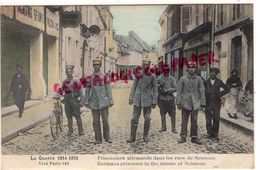 02 - SOISSONS-  PRISONNIERS ALLEMANDS DANS LES RUES - CASQUE A POINTE  - GUERRE 1914-1918- ALLEMAGNE - Soissons