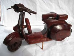 Scooter VESPA En Bois De Rose Réalisé Au Vietnam  Belle Maquette De Grande Taille - Otros & Sin Clasificación